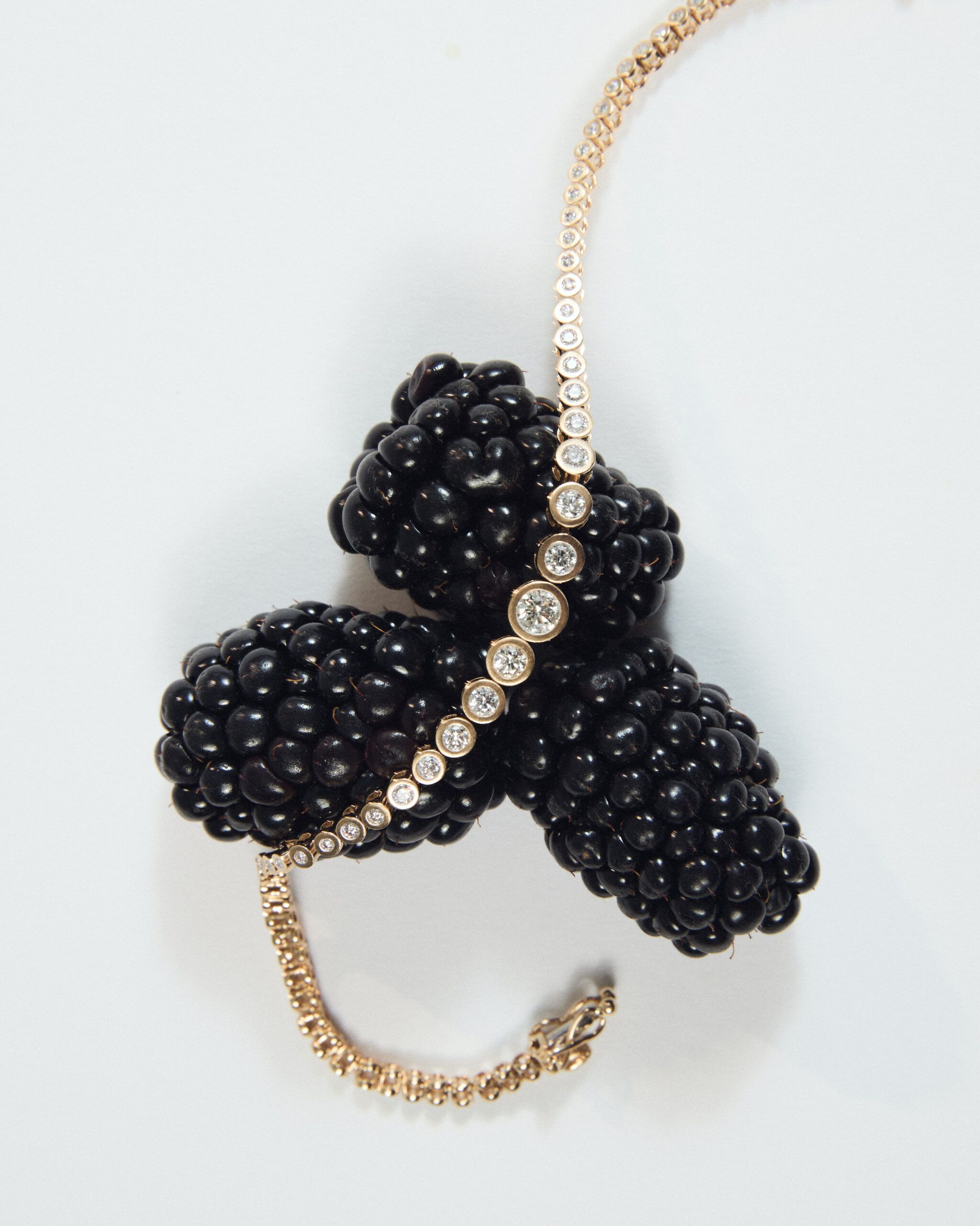 Luxury diamond bracelet in 18K yellow gold with graduated bezel-set round diamonds inspired by classical colonnade architecture